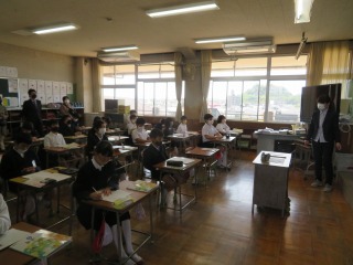 道徳の学習をする５年２組の子どもたち