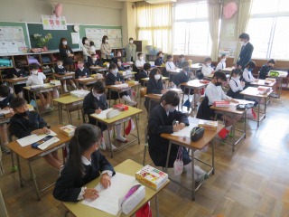 国語辞典の使い方を学習する３年２組の子どもたち