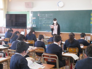 基本的人権には，どんなものがあるかを調べ発表する６年１組の子どもたち