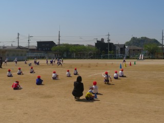 折り返しリレーの練習をする２年生の子どもたち