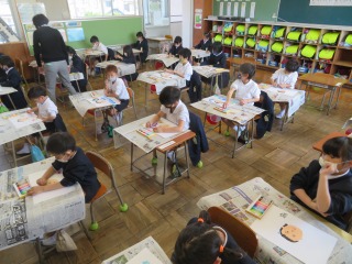 道徳の学習をする５年２組の子どもたち