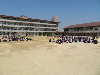 登校班で集合し一斉下校する子どもたち