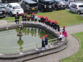 学校探検をする１年１組の子どもたち