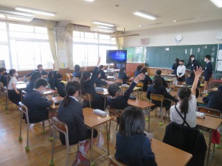 学級会で体育参観日のスローガンを考える６年２組の子どもたち