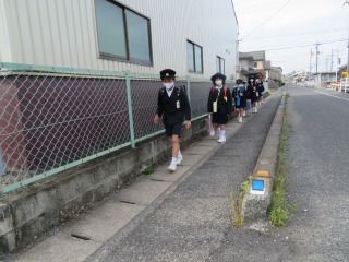 一列に並んで登校する子供たち