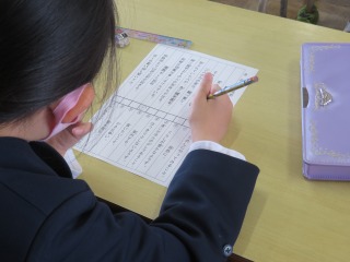 漢字テストに取り組む３年１組の子どもたち