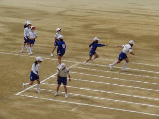 リレーの練習をする５年１組の子どもたち