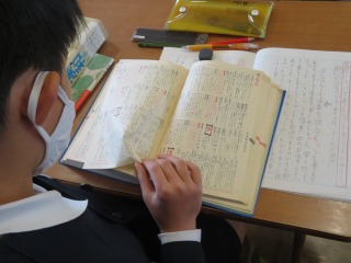 漢字辞典で漢字を調べる４年１組の子どもたち