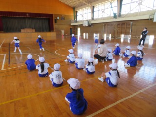 コーンを回って帰ってくる２年２組の子どもたち