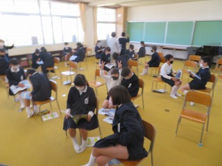 ５年２組の子どもたちは「こいのぼり」の歌詞を読みながら，こいのぼりのどんな様子を表しているかを考えていました。
