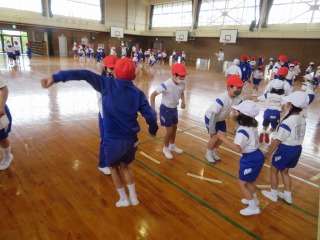 見つめて伝えてジャンプでポンをする２年生と４年生の子どもたち