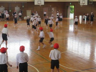 全員でドッジボールをする３年生と５年生の子どもたち