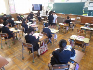 学習発表会の練習をする２年２組の子どもたち