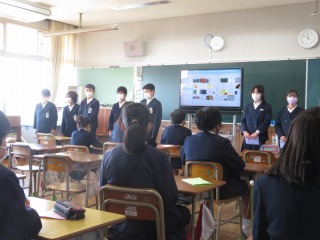 薄田泣菫の詩朗読会をする５年２組の子どもたち