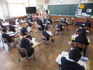 友達に聞いたことを文章に書き表す１年２組の子どもたち