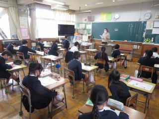 私はお姉さんの学習をする２年２組の子どもたち