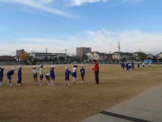 長縄とびをする３年１組の子どもたち