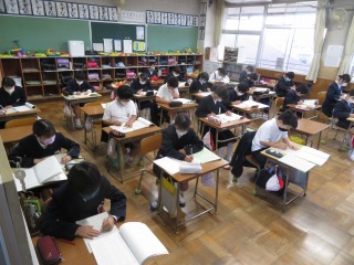 朝学習で集中ドリルに取り組む子どもたち