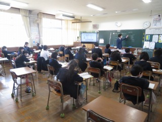 北海道と沖縄の人口密度を計算する５年１組の子どもたち