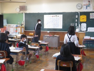 「おなべ」を読んであらすじをはなす１年１組の子ども