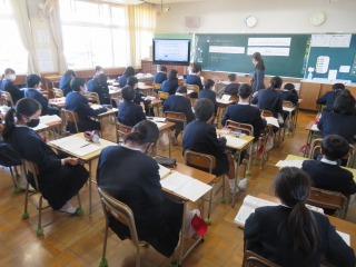 教育センターの先生に学習の様子を見ていただく６年１組の子どもたち