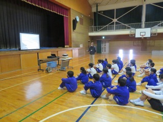 地引網の学習をする５年生