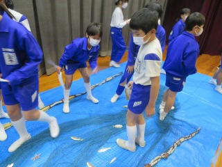 地引網にかかった魚を捕る子どもたち