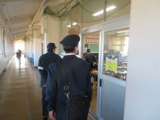 学校警察連絡室のおまわりさんが朝の様子を見て回っています。