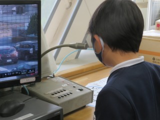 今週の目標を放送する３年１組の子ども