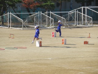 用具を使った遊びをする２年２組の子どもたち