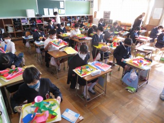 コロがるくんの旅を完成させる５年２組の子どもたち