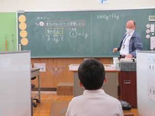 重さの単位の学習をする３年生