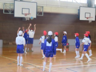 室内スポーツクラブでポートボールをする子どもたち