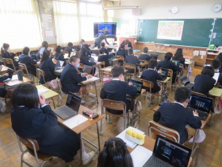 外国語の学習をする４年１組の子どもたち