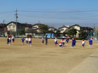 縄跳びを跳ぶ１年２組の子どもたち