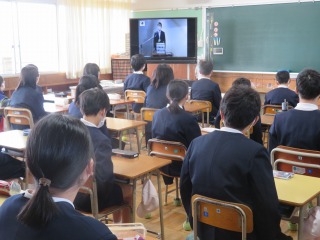 ２学期終業式で話をする校長