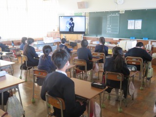 ２学期に頑張ったことを発表する児童代表