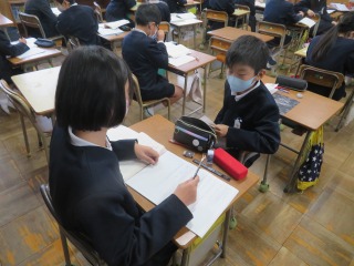 詩を読んで気が付いたことを話す４年１組の子ども