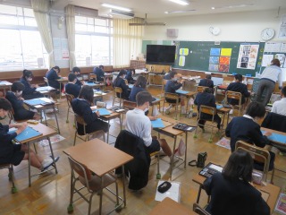 色を重ねて広がる形の学習で掘り進み版画をする５年１組の子どもたち