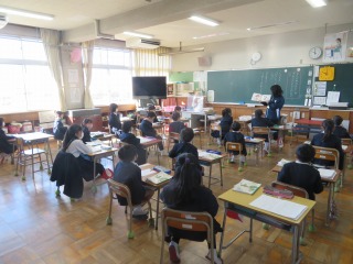 読み聞かせを聞く１年２組の子どもたち