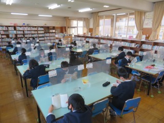 図書館で借りた本を静かに読む４年１組の子どもたち