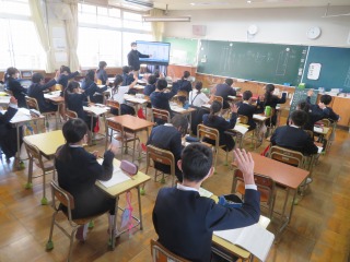 漢字の復習に取り組む６年２組の子どもたち