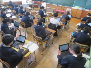 説明文の要旨をまとめる学習をする５年２組の子どもたち