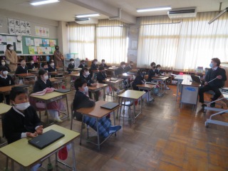 自分らしさを見つける学習をする３年２組の子どもたち