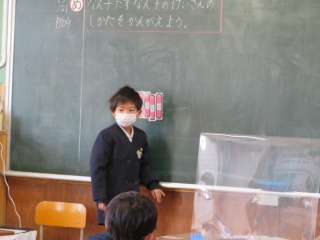 ３０タス２０の計算の仕方を図で説明する１年１組の子ども