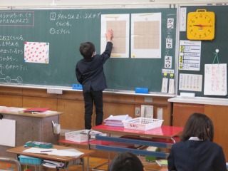 どちらが広いかを考える１年１組の子ども