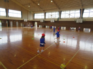 用具を使ってしたことのない動きを考えてする１年１組の子どもたち