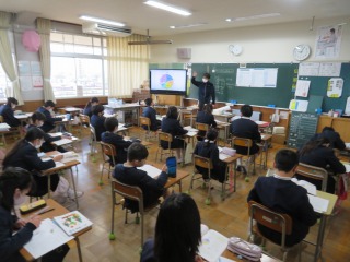 円グラフや帯グラフをつくる学習をする５年１組の子どもたち