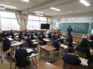 うなぎのなぞを追っての学習をする４年２組の子どもたち