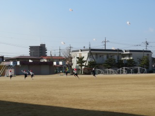 凧あげをする１年２組の子どもたち